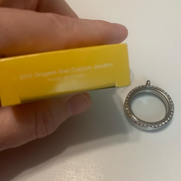 Authentic Origami Owl Large Crystal Hinged Silver Legacy Living Locket NWT - Picture 3 of 8